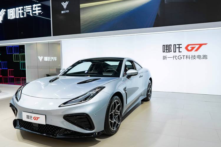 深圳61哪吒汽车在智能汽车领域的表现，领途汽车在新能源汽车市场中的影响力